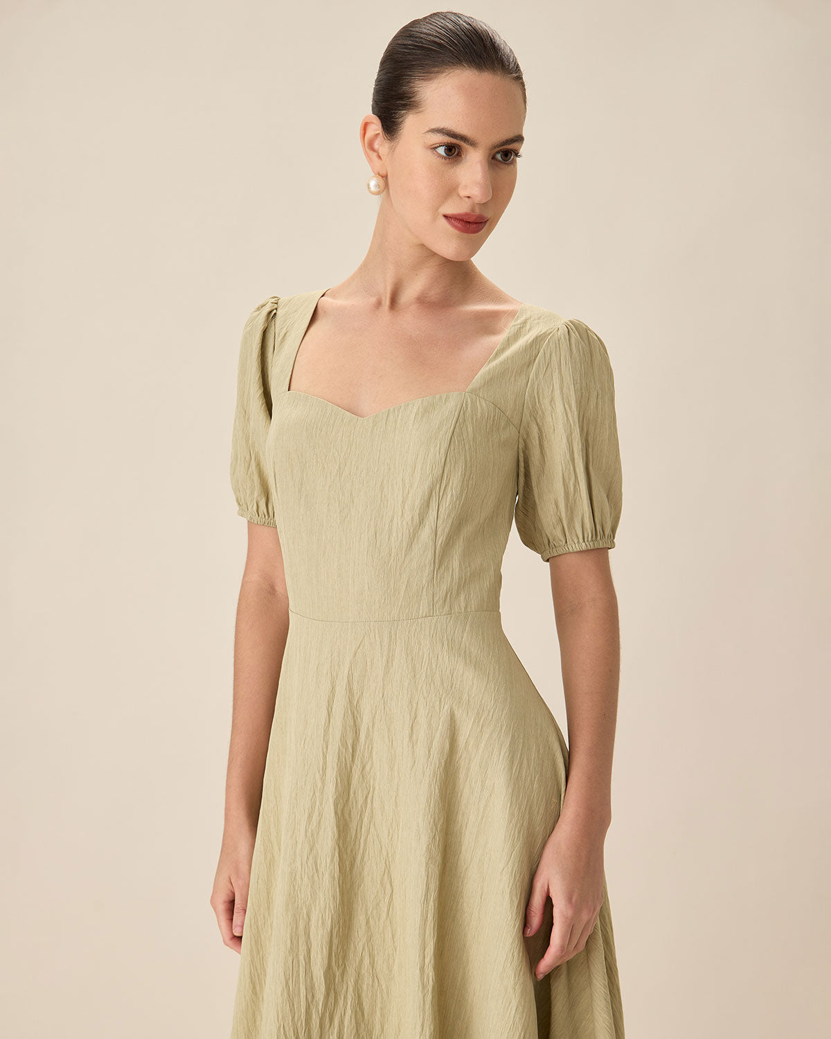 Green Sweetheart Neck Shirred Midi Dress - Threadford