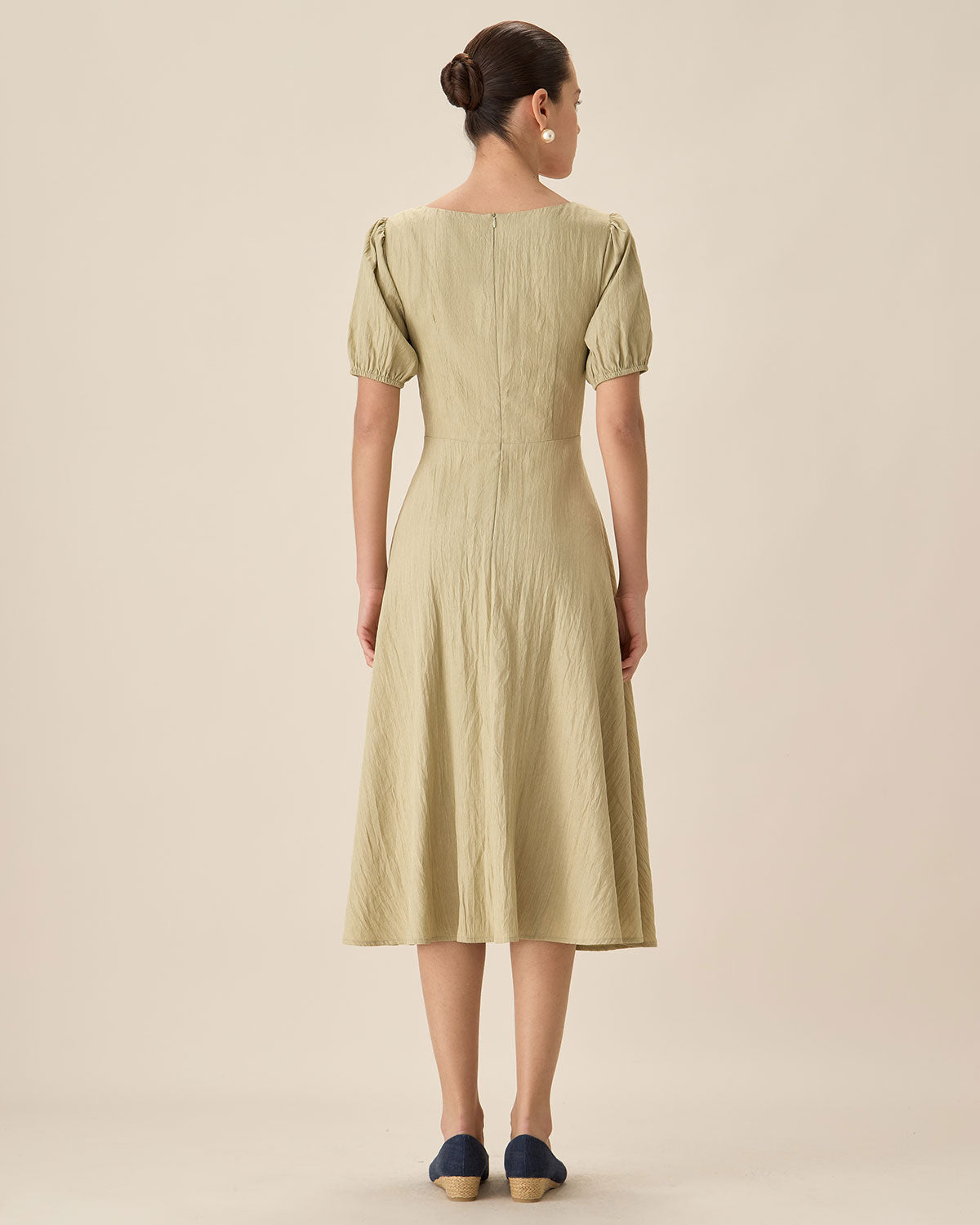Green Sweetheart Neck Shirred Midi Dress - Threadford
