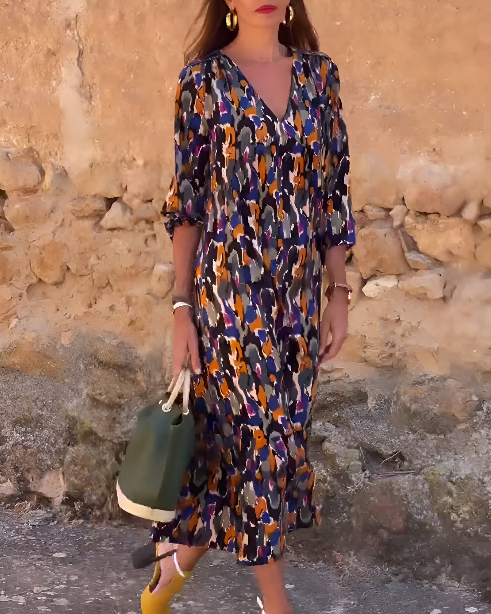 Nathalie | Dress with V-Neck in Retro Print - Threadford