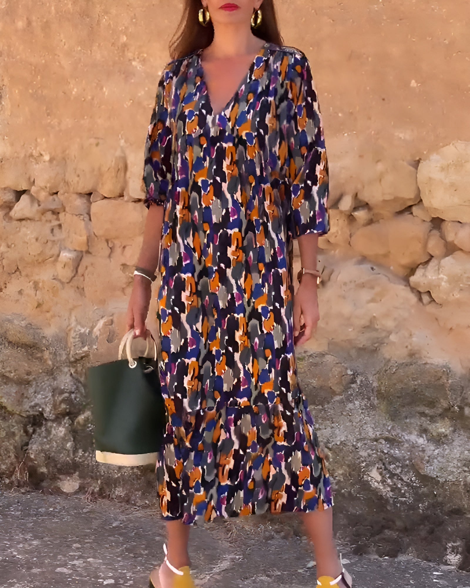 Nathalie | Dress with V-Neck in Retro Print - Threadford