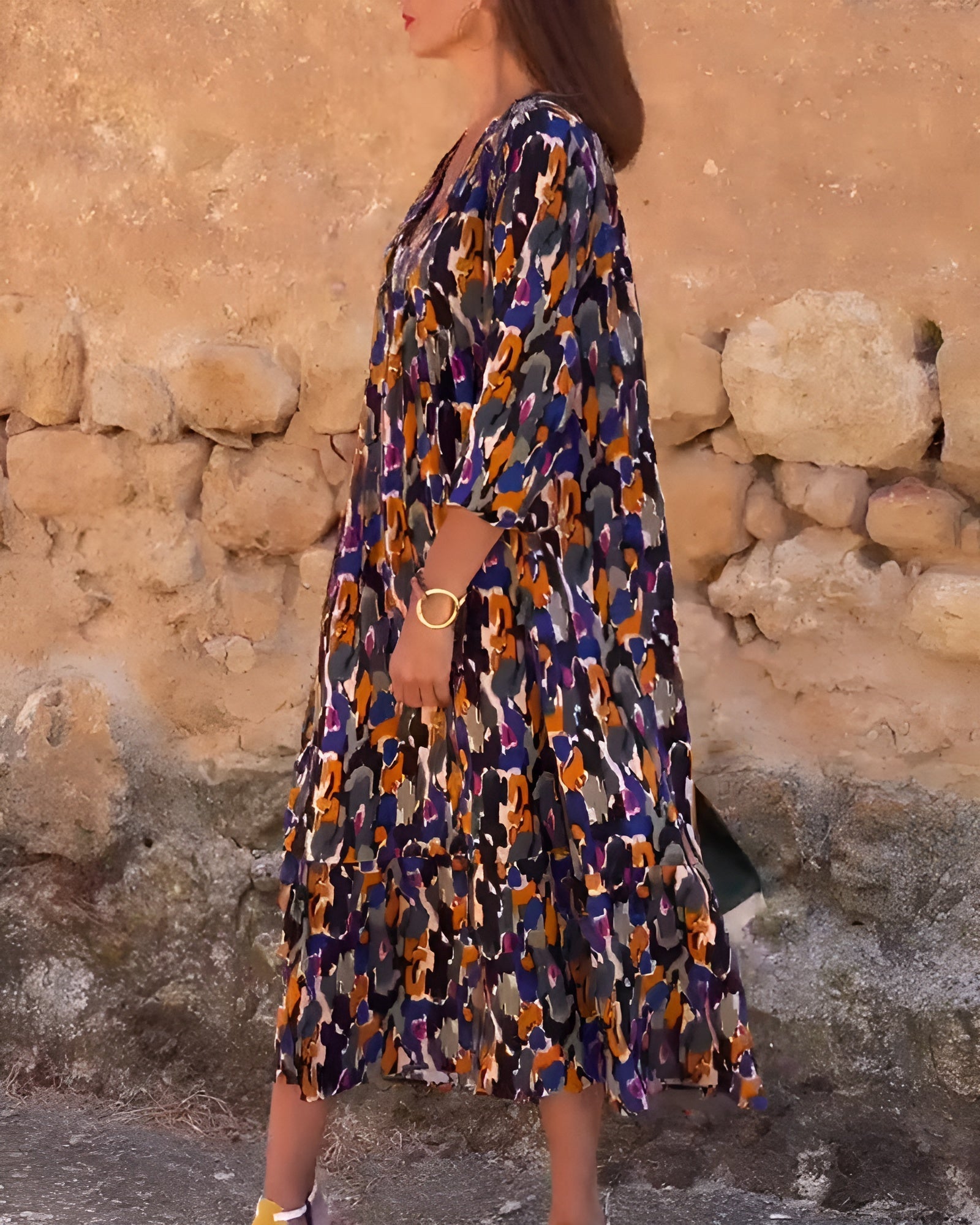 Nathalie | Dress with V-Neck in Retro Print - Threadford