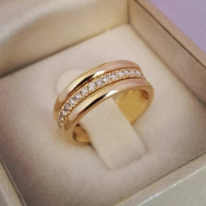Sarah - Classic Zirconia Inlaid Vintage Ring - Threadford