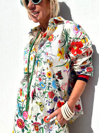 Blusa oversize con bottoni e stampa floreale unica