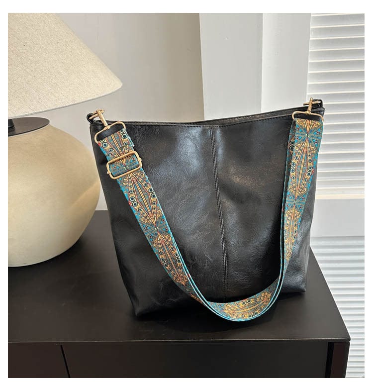 Modern and Functional Shoulder Bag for Women - Threadford