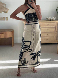 Elegante e sexy abito lungo aderente con scollo all'americana e stampa etnica
