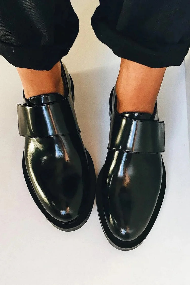 IRIS | Elegant shiny loafers with a strap for an impeccable style - Threadford