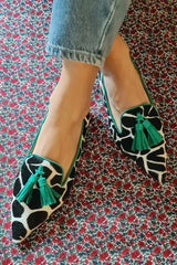 VALERIA | Elegant loafers with a pointed toe and decorative tassel details - Threadford