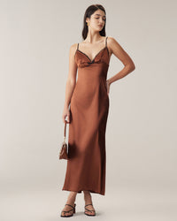 Abito lungo in chiffon marrone con scollo a V
