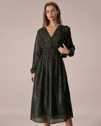Abito midi nero con scollo a V e arricciature sovrapposte
