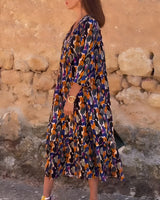 Nathalie | Dress with V-Neck in Retro Print - Threadford