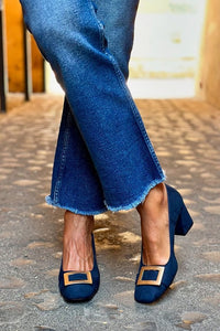 Scarpa con tacco a blocco blu navy, punta quadrata e decorazioni in metallo patchwork 