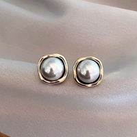 Eleganti orecchini pendenti con perle vintage 