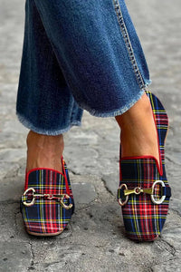 Mocassini rossi con punta quadrata e motivo tartan con fibbia in metallo 