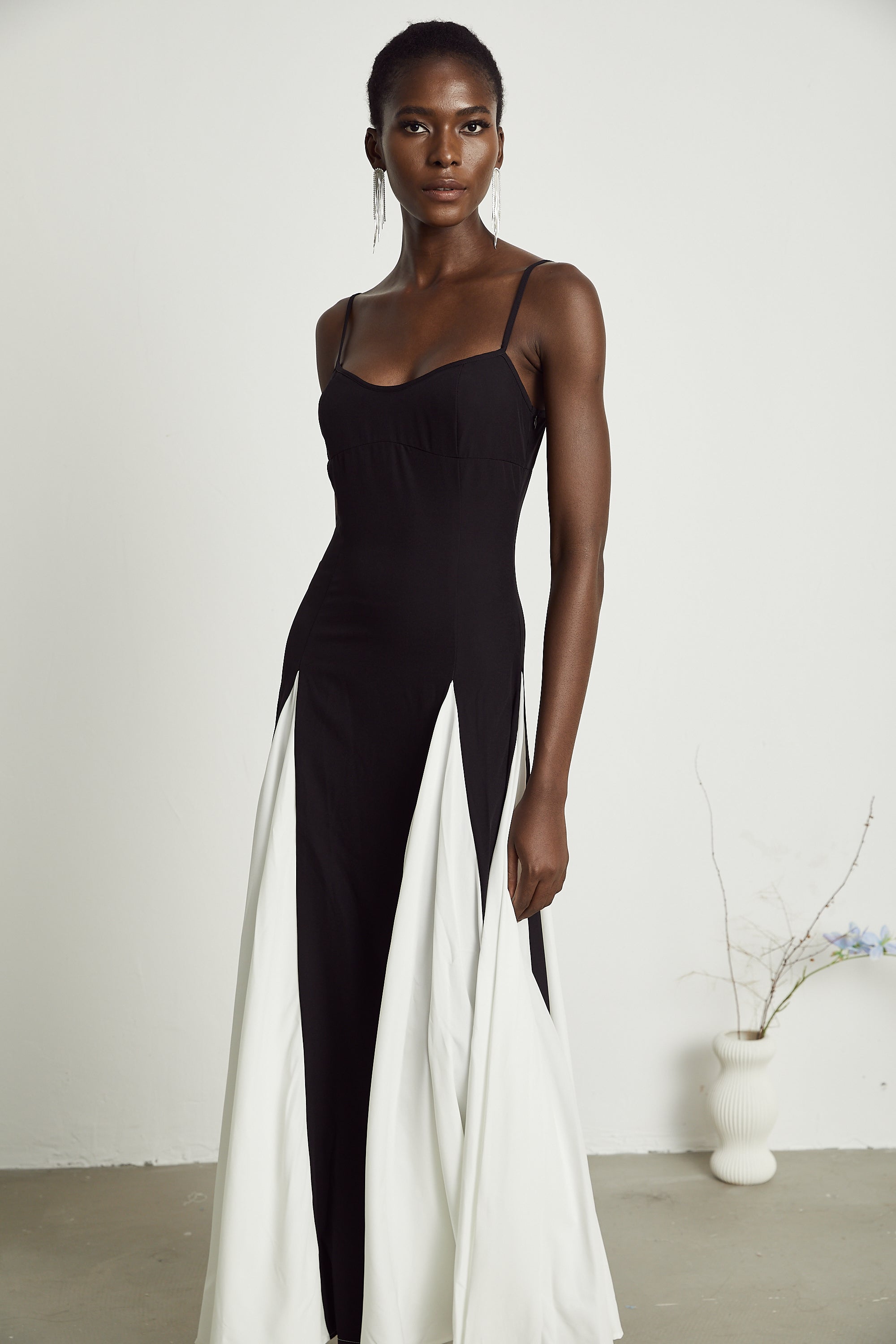 Sofie contrast-color pleated maxi dress - Threadford