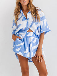 Camicia blu stampata ampia in stile resort con abito corto