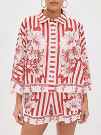 Completo composto da camicia a maniche larghe con stampa floreale unica e pantaloncini con elastico in vita e tasche