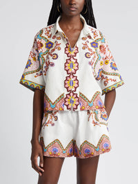 Completo con camicia e pantaloncini con stampa floreale etnica